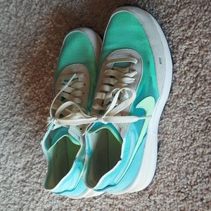 NIKE WOMENS RETRO EST 1972 RUNNING SNEAKER US 7 $128